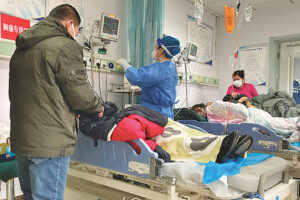चीनमा फैलियो कोरोना संक्रमण, संक्रमितले भरिँदै चिनियाँ अस्पताल